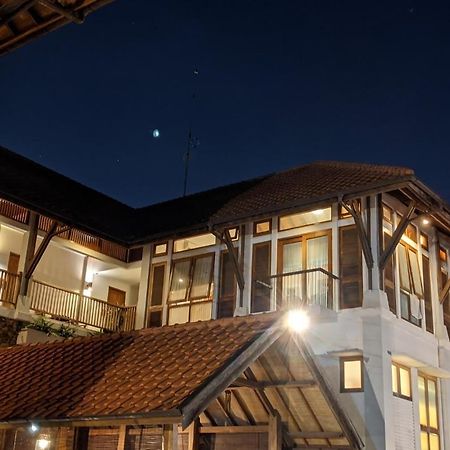 Villa Damar Boutique Hotel Бандунг Екстериор снимка