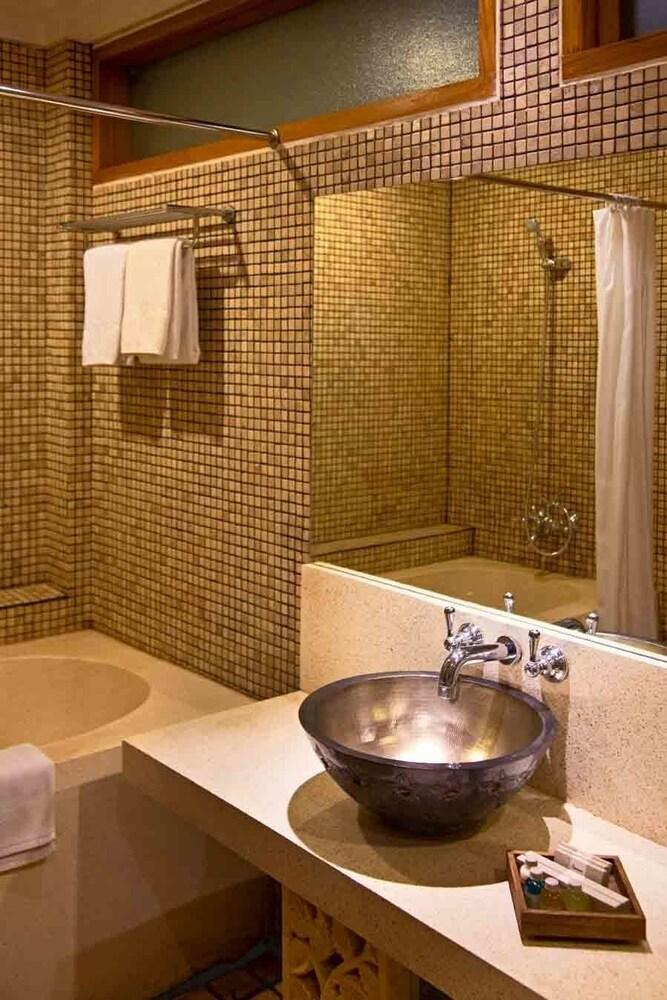 Villa Damar Boutique Hotel Бандунг Екстериор снимка