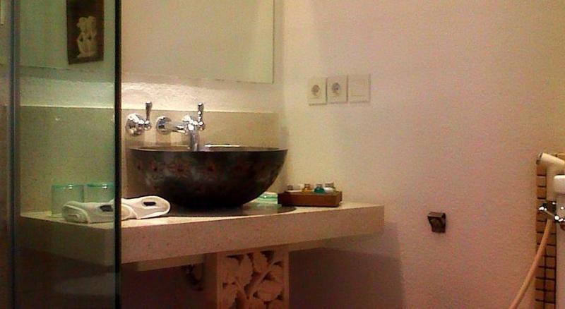 Villa Damar Boutique Hotel Бандунг Екстериор снимка
