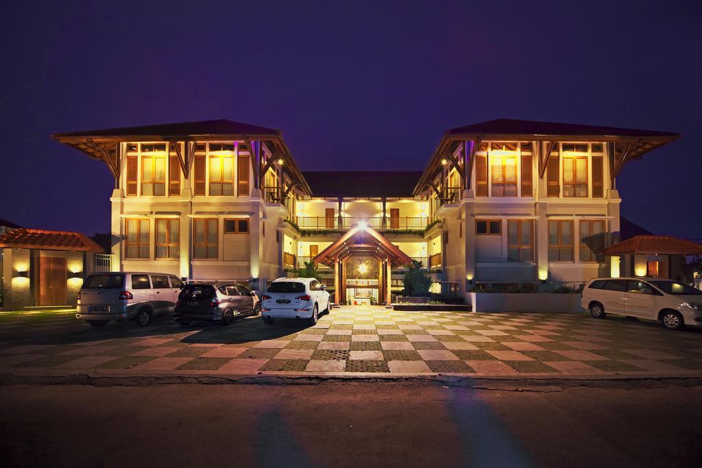 Villa Damar Boutique Hotel Бандунг Екстериор снимка